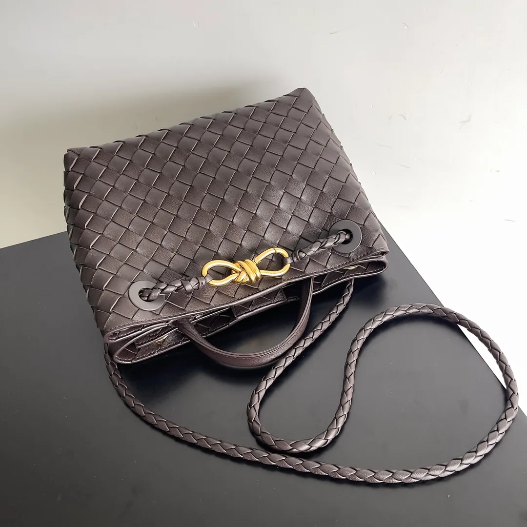 The 2023 new Andiamo batch of 1860 BV has been shipped‼ ️Really popular🔥The new Andiamo woven handbag launched by Bottega Veneta this season is really popular all over the world! ! Celebrities at home and abroad have worn it, and Oscar-winning actress Michelle Yeoh has taken it out on the street. Song Jia, Trai Yara, Yu Feihong, Sanji Ayaka, Rosie Hunting-Whiteley, Yoshioka Riho, etc. have all picked up this bag. It is classic and versatile, showing off its temperament, and the bag capacity is also large, which is very convenient for daily commuting! ! A variety of carrying methods, the shoulder straps can be adjusted by yourself, the original lambskin feels soft and delicate, and the neutral style is made to break gender boundaries and bring a more practical and longer-lasting use experience. Andiamo, which has both elegant and casual styles, perfectly interprets the true appearance of "fashionable old money style". Style number: 743568 Size: 25*22*10.5cm